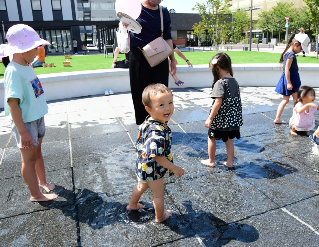 水遊びをしている子供